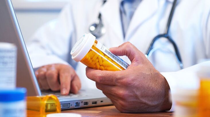 The doctor prescribes a prostatitis remedy